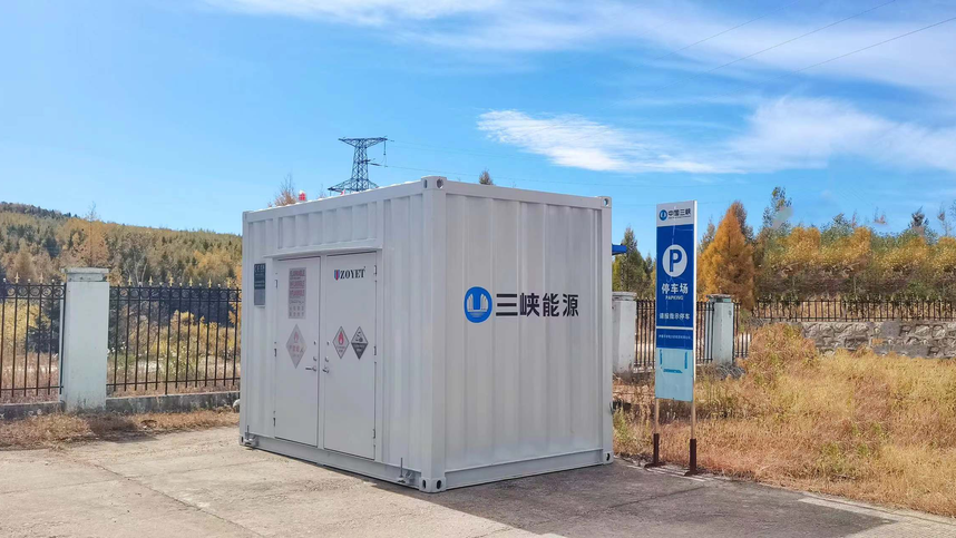 The outdoor container equip with temperature and humidity control system, built-in explosion-proof refrigeration/heating air conditioning, automatically adjust the temperature in the container.